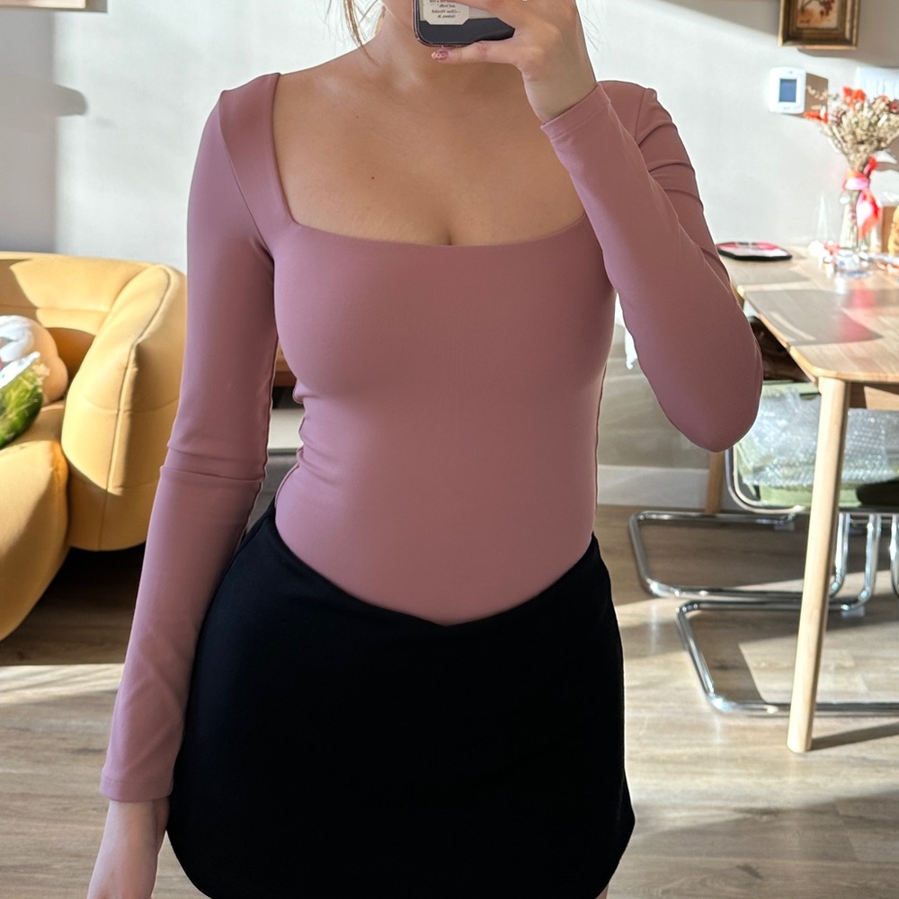 Aritzia Babaton Contour Square Neck Long Sleeve Bodysuit in Dusty Rose